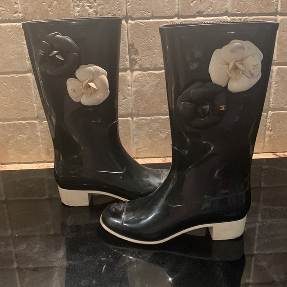 Chanel rain boots - Picture 3 of 5